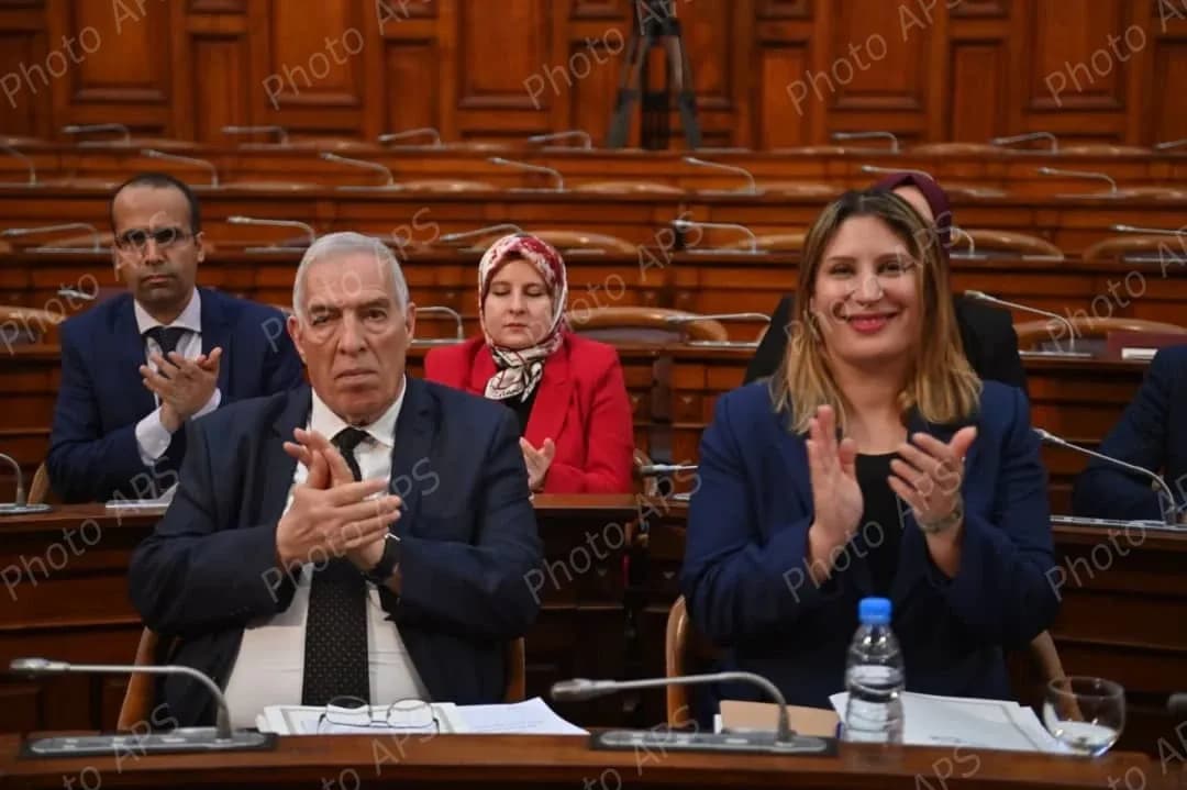 الجزائر, 12 أبريل 2026 (وأج) - صادق أعضاء مجلس الأمة, بعد ظهر اليوم الأحد,  على نص قانون تجريم الاستعمار الفرنسي في الجزائر, وفقا لتقرير اللجنة  المتساوية الأعضاء حول الأحكام محل الخلاف بين غرفتي البرلمان. 	وجرى التصويت في جلسة علنية ترأسها رئيس المجلس, السيد عزوز ناصري, بحضور  وزير المجاهدين وذوي الحقوق, السيد عبد المالك تاشريفت ووزيرة العلاقات مع  البرلمان السيدة نجيبة جيلالي. 	وفي تعقيب له بعد المصادقة, وصف السيد تاشريفت هذا النص بـ "الرد الأسمى  للشعب الجزائري, عبر ممثليه, على مستعمر الأمس وغلاته الذين ارتكب أسلافهم في  حق أرضنا وشعبنا جرائم تشمئز منها الذاكرة الإنسانية, ستظل لعنة تاريخية تلاحق  المحتلين". 	وبعد أن ذكر بأن "الحق في الذاكرة لا يسقط بالتقادم", جدد الوزير التأكيد بأن  "الجزائر المنتصرة تكفل استعادة الحقوق بصلابة التشريع وفرض  سيادة القانون".  	كما ثمن بالمناسبة الجهود التي بذلتها اللجنة المتساوية الأعضاء ومساهمتها في  "تعزيز صياغة هذا النص التشريعي حتى يكون صرحا قانونيا قويا وحصنا للذاكرة  الوطنية لا يطاله أي تأويل". 	يذكر أن اللجنة التي تم تشكيلها بين غرفتي البرلمان لمعالجة الأحكام محل  الخلاف في نص قانون تجريم الاستعمار الفرنسي في الجزائر, ركزت في تقريرها على  "تدقيق المصطلحات ورفع أي لبس محتمل وتحقيق التناسق بين مختلف ال مواد بما  يتواءم ومسعى تكريس الموقف السيادي للدولة الجزائرية في ملف الذاكرة", باعتبار  أن هذا النص يجسد "انتقال مطلب الاعتراف الرسمي بالجرائم الاستعمارية من نطاق  الالتزام الأخلاقي أو الرمزي إلى إطار قانوني ومؤسساتي واضح".  	كما عكفت اللجنة على "تأطير المسؤوليات التاريخية والقانونية بما يعكس جسامة  الانتهاكات المرتكبة إبان الحقبة الاستعمارية ويؤسس لمقاربة قانونية رصينة,  قوامها الاعتراف بالحقيقة والإنصاف وحفظ الحقوق, وهذا بما ينسجم مع الموقف  الرسمي الثابت للدولة في معالجة ملف الذاكرة". 	من جهته, أبرز رئيس مجلس الأمة, في ختام الجلسة, الأهمية التي يكتسيها هذا  القانون الذي "لم يكن استعراضا سياسيا, بل ضرورة وطنية", مثلما قال, معتبرا  المصادقة عليه بمثابة "تكريم الجزائر المنتصرة لتضحيات وبطولات شهدائها  ومجاهديها". 	تجدر الإشارة إلى أنه قبل جلسة التصويت, قام رئيس مجلس الأمة رفقة وزير  المجاهدين وذوي الحقوق و وزيرة العلاقات مع البرلمان بزيارة المعرض المقام  ببهو المجلس, والذي يوثق لجرائم فرنسا الاستعمارية في حق الجزائريين.(وأج).