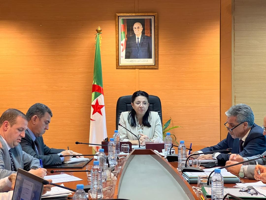 السيدة عبد اللطيف تترأس اجتماعا حول المنصة الالكترونية لمتابعة توزيع الحليب