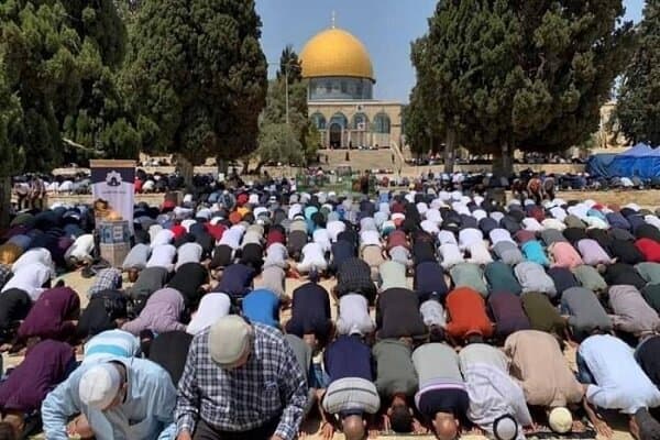 عشرات الآلاف من الفلسطينيين يؤدون صلاة الجمعة في المسجد الأقصى المبارك