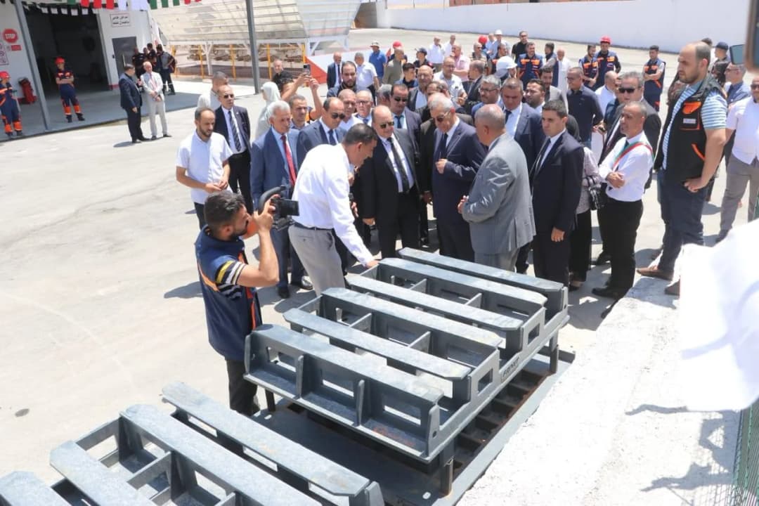 الوزير الصناعة سيفي غريب لدى معاينة مصنع إنتاج الحديد و الفولاذ بمنطقة ذراع الحاجة بعاصمة الولاية, المسلم لفائدة المؤسسة الوطنية للمسابك الجزائرية "فوندال", في إطار اليوم الثاني من زيارة العمل و التفقد لهذه الولاية, بأن "تحقيق الإقلاع الفعلي لكل الوحدات الصناعية المسترجعة, يعد أولوية في الوقت الراهن, و ذلك تجسيدا لاستراتيجية الدولة الرامية لتعزيز السيادة الصناعية".