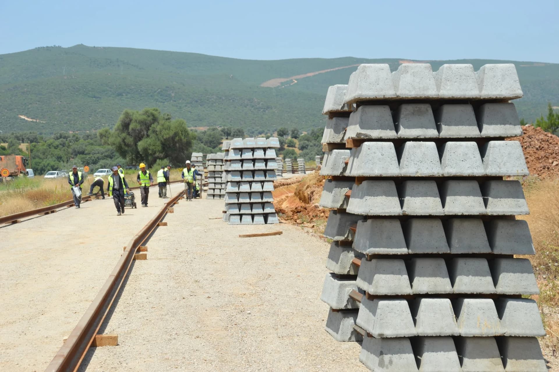 #خرجة_ميدانية...  #مشروع_ازدواجية_تصحيح_وعصرنة_خط_السكة الحديدية المنجمي_للشرق عنابة- بوشقوف- تبسة - جبل العنق- بلاد الحدبة محل متابعة ميدانية من طرف السيدة الوالي...🚧