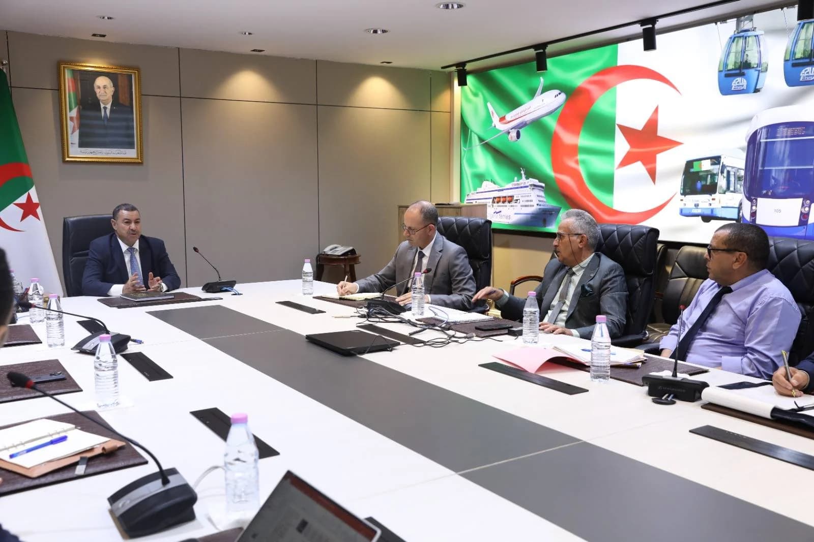 ترأس وزير النقل، السيد السعيد سعيود، اليوم الأربعاء 25 جوان 2025، بمقر الوزارة، جلسة عمل خُصصت لبحث مدى تقدم المشروع الاستثماري لمؤسسة "توسيالي" على مستوى ميناء أرزيو، واستعراض تطلعاتها المستقبلية في مجال توسيع القدرات الإنتاجية واللوجستية.