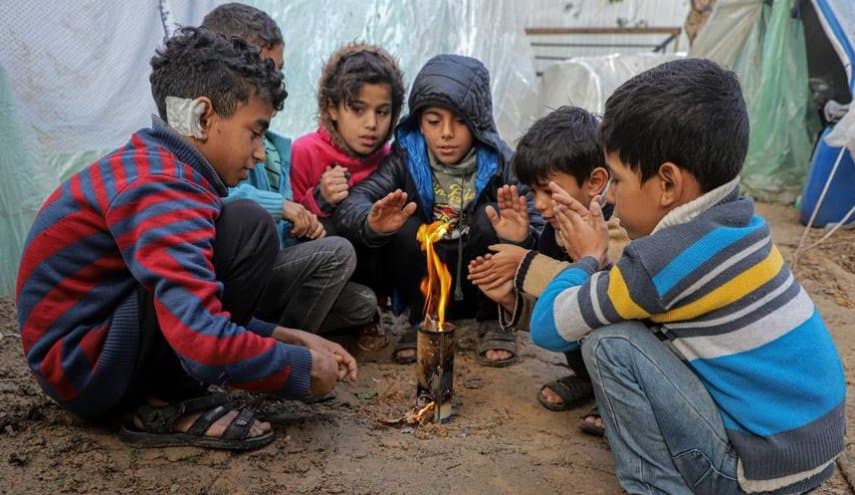 أطباء بلا حدود : أطفال قطاع غزة يموتون بسبب البرد القارس
