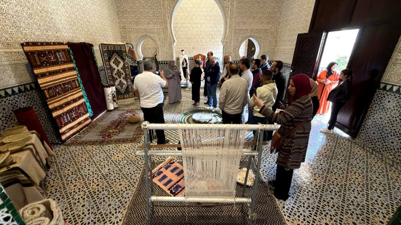  افتتاح معرض للوحات الفنية التشكيلية حول اللباس التقليدي والزربية 
