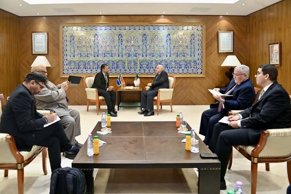 عطاف يستقبل نائب وزير العلاقات الدولية والتعاون لجمهورية جنوب إفريقيا