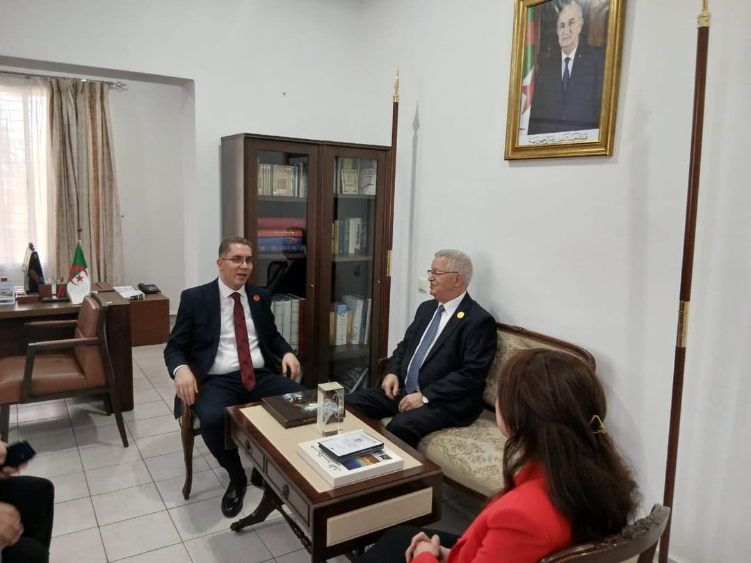 رئيس مجلس الأمة يزور سفارة الجزائر بلواندا