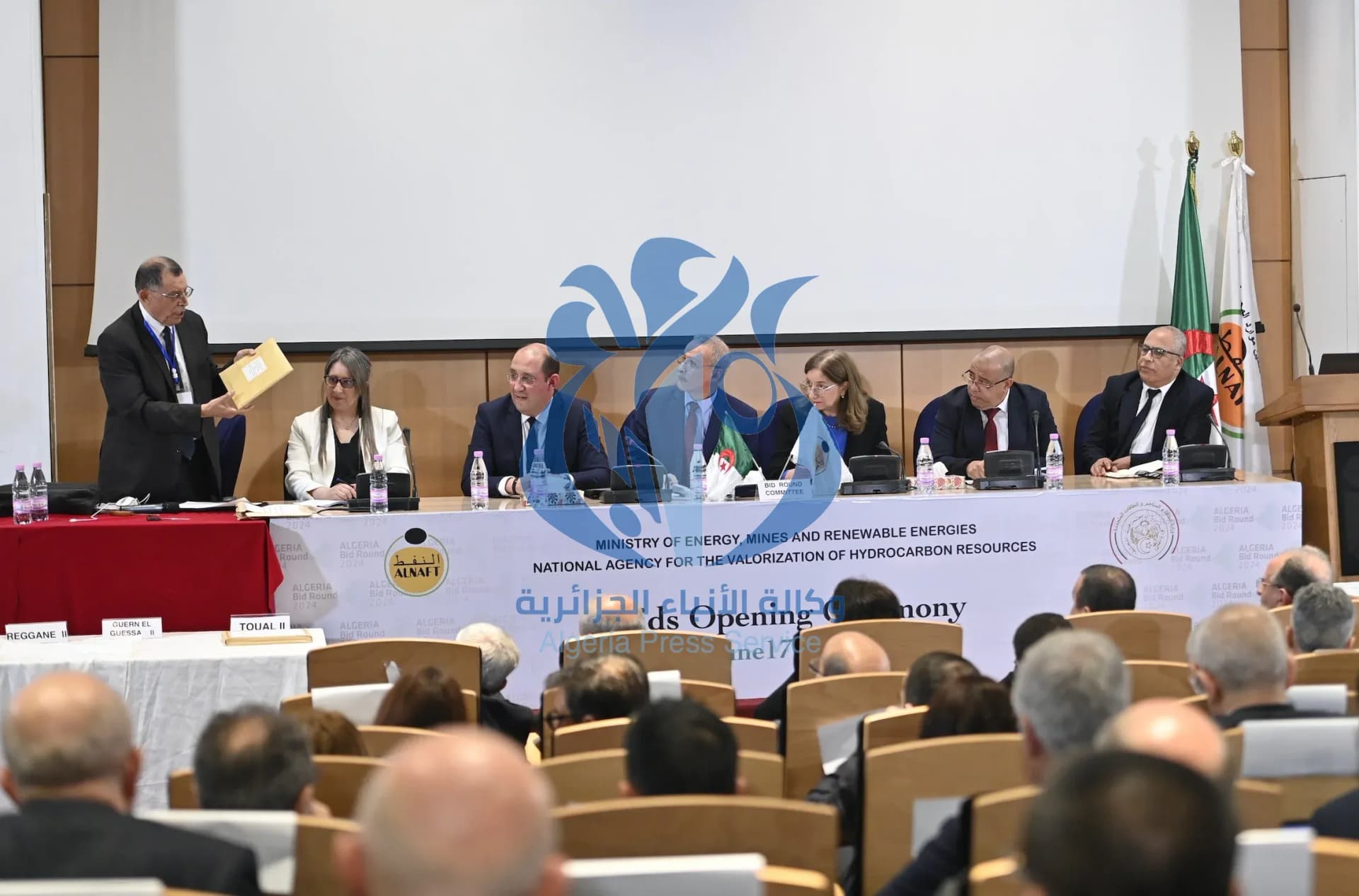  الإعلان عن النتائج الأولية لمناقصة "ألجيريا بيد راوند 2024", التي أسفرت عن فوز شركات من جنسيات مختلفة برخص لاستكشاف المحروقات بخمسة مناطق في الولايات الجنوبية.