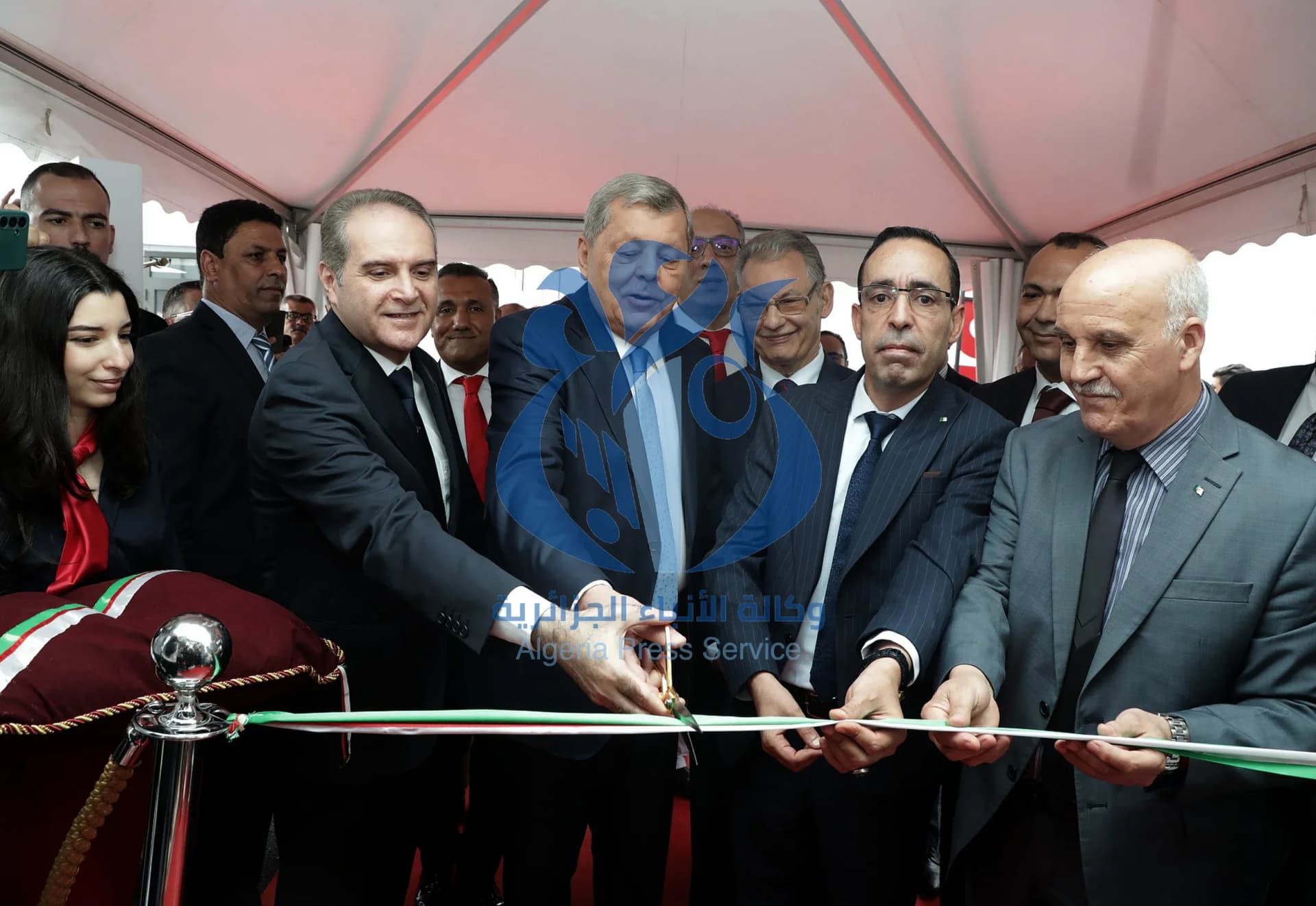  تدشين مصنع جديد لإنتاج الأدوية القابلة للحقن تابع لشركة 
"حكمة فارما الجزائر" (فرع شركة حكمة فارما الأردنية), بالتعاون مع "حكمة 
فارما البرتغال", بهدف تصنيع الأمبولات السائلة والقوارير المحتوية على مسحوق 
مجفف بالتجميد لتحضيرات الحقن.