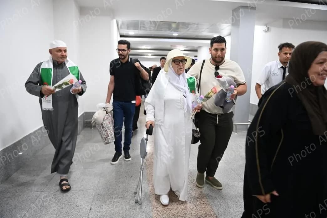 وصول أول وفد من الحجاج الجزائريين لأرض الوطن 