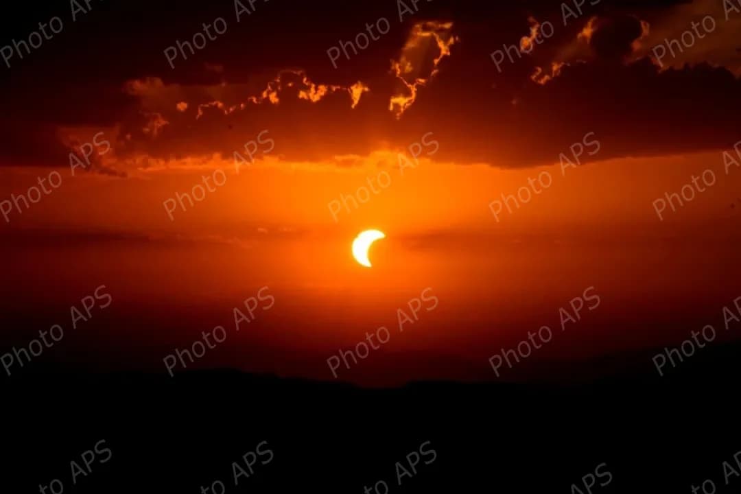 رصد كسوف الشمس في سماء الجزائر عبر مختلف ولايات الوطن