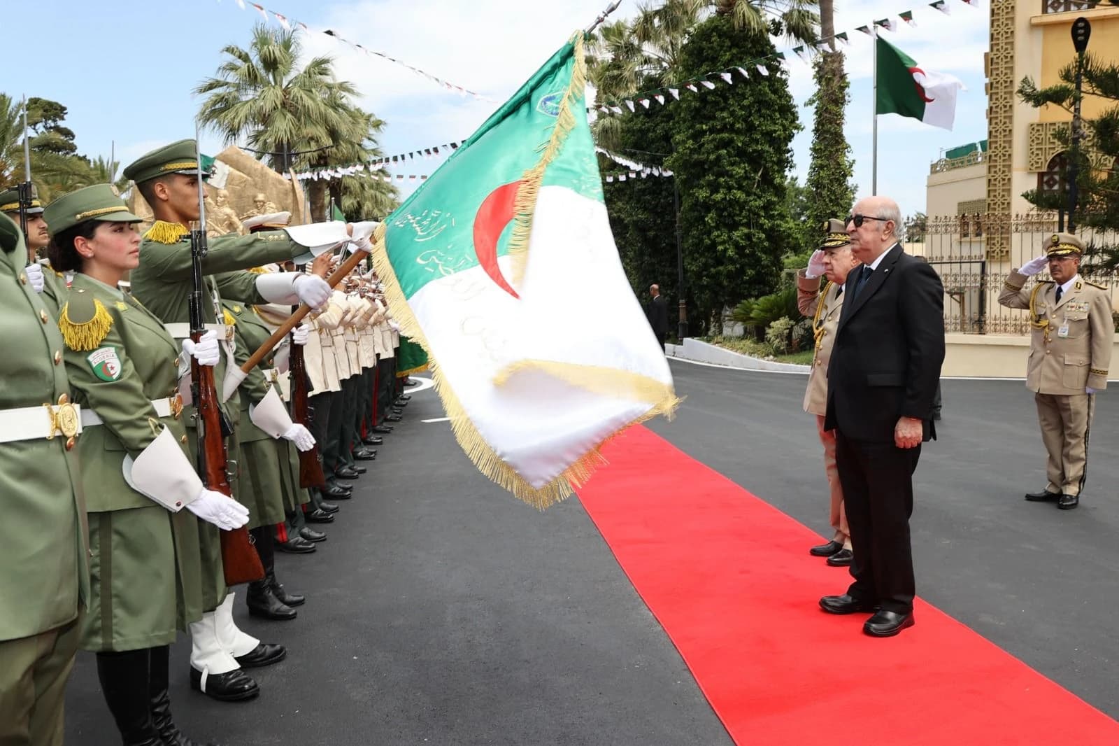رئيس الجمهورية يترأس بالأكاديمية العسكرية لشرشال مراسم الحفل السنوي لتخرج الدفعات