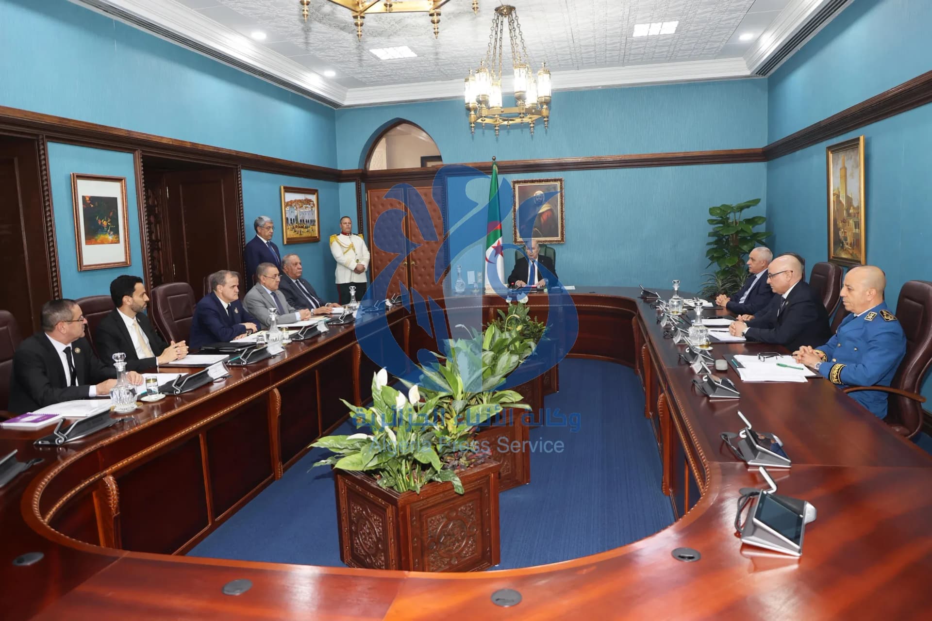  رئيس الجمهورية يترأس اجتماع عمل لوضع اللمسات الأخيرة لمرسوم تنفيذي خاص بصغار المستوردين