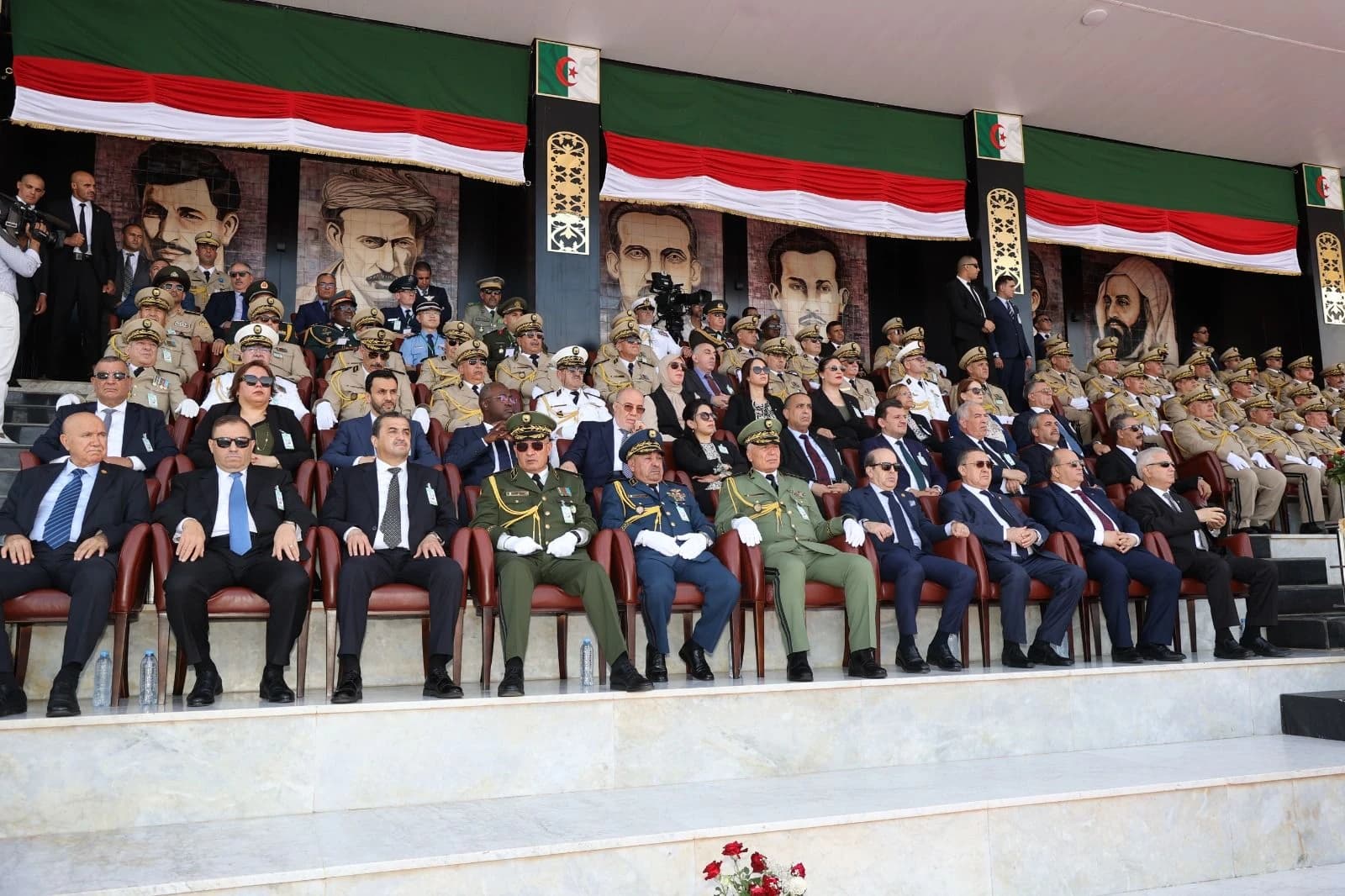 رئيس الجمهورية يترأس بالأكاديمية العسكرية لشرشال مراسم الحفل السنوي لتخرج الدفعات