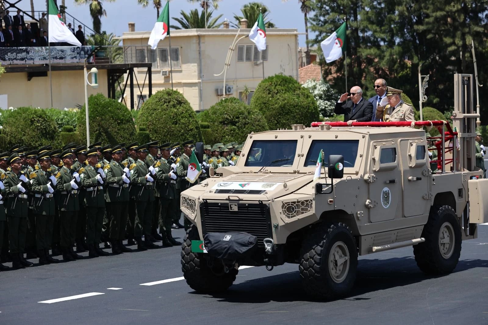 رئيس الجمهورية يترأس بالأكاديمية العسكرية لشرشال مراسم الحفل السنوي لتخرج الدفعات