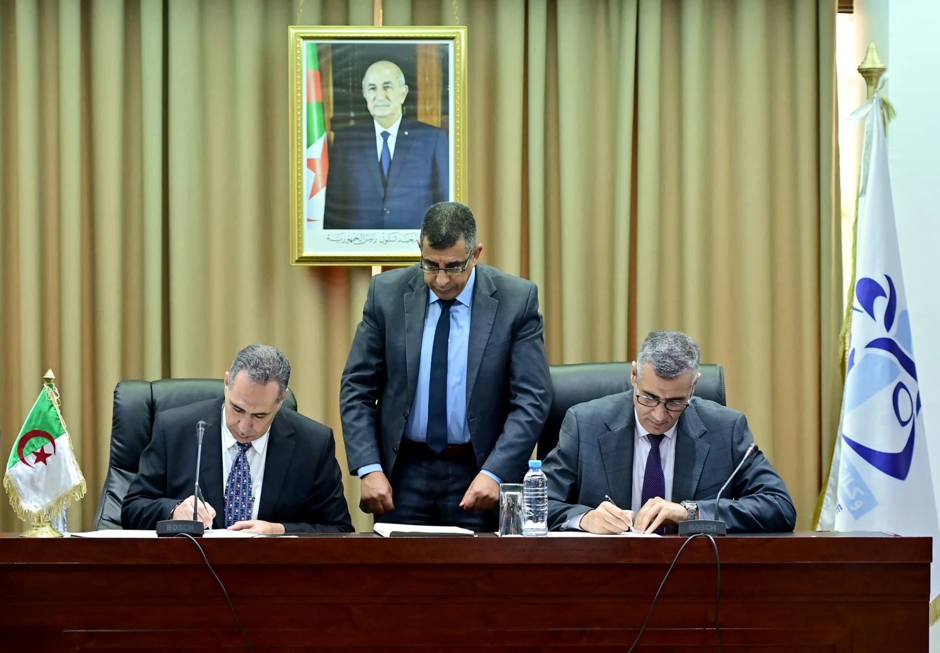  أبرز المشاركون في منتدى الذاكرة لوكالة 
الأنباء الجزائرية, اليوم السبت، أهمية الشراكة الفعالة بين الأرشيف والإعلام 
في صون الذاكرة الوطنية وإيصال رسائلها النبيلة إلى الأجيال المتعاقبة مع 
التركيز على الأدوار الإستراتيجية والاستشرافية لهذه الشراكة. 