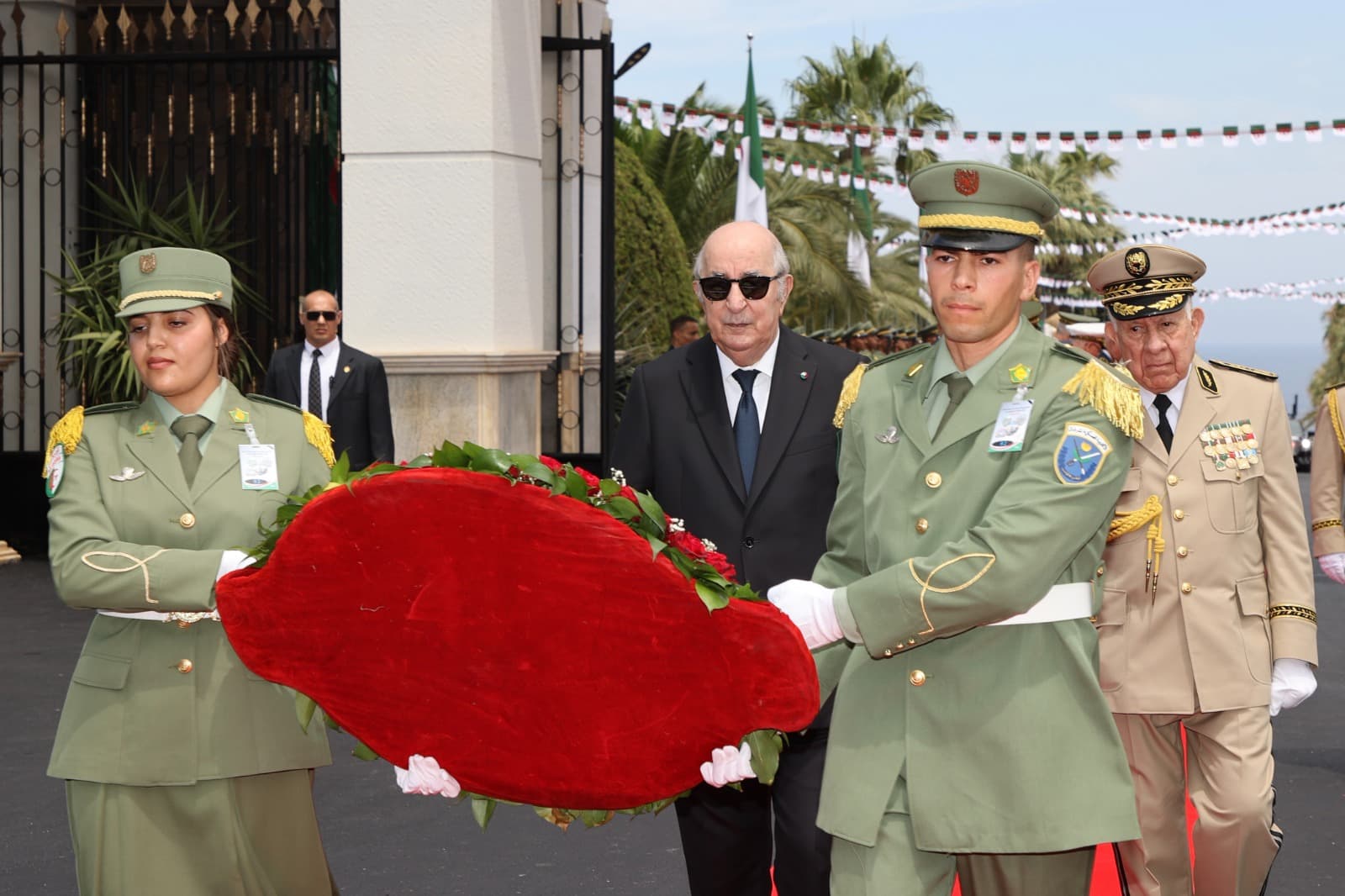 رئيس الجمهورية يترأس بالأكاديمية العسكرية لشرشال مراسم الحفل السنوي لتخرج الدفعات
