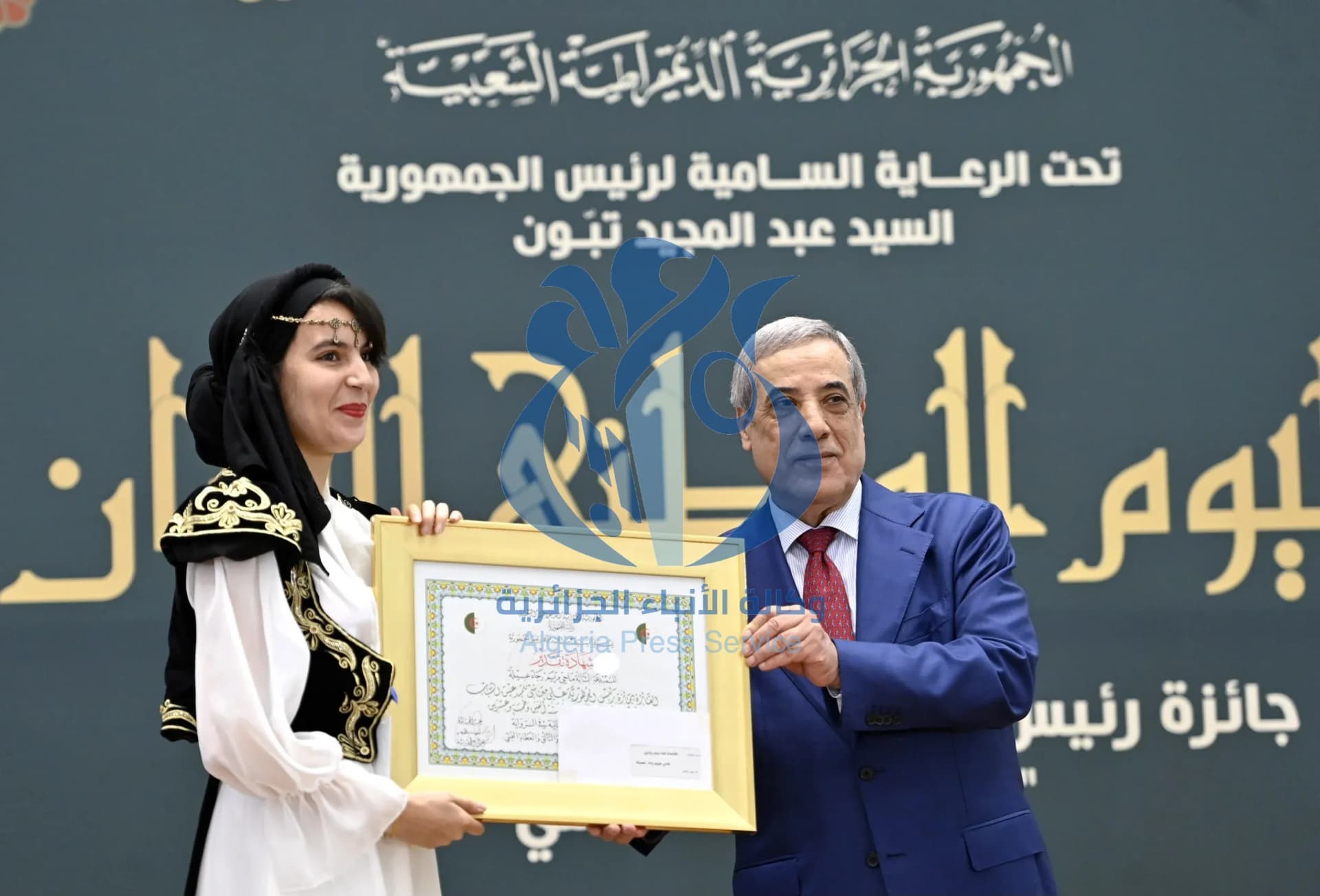  تتويج الفائزين بجائزة رئيس الجمهورية  للمبدعين الشباب "علي معاشي", دورة 2025, في مختلف المجالات الأدبية والفنية.