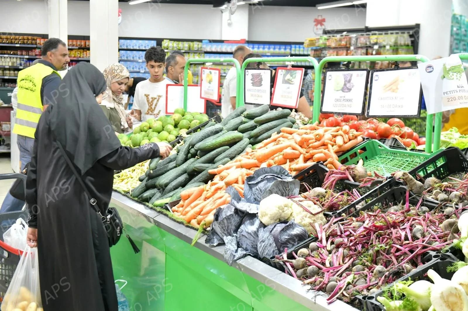 وفرة كبيرة في مختلف المنتجات والخدمات عبر الوطن عشية عيد الأضحى المبارك