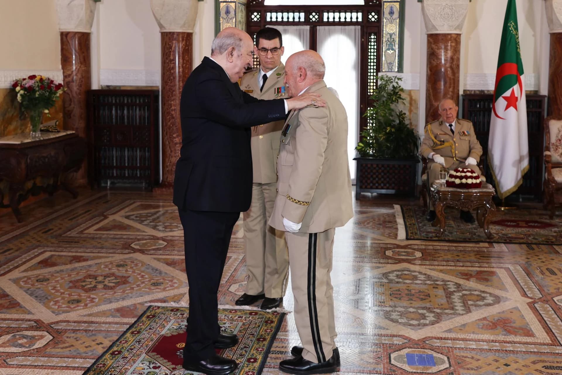  ترأس رئيس الجمهورية, القائد الأعلى للقوات المسلحة, وزير الدفاع الوطني, السيد عبد المجيد تبون, اليوم الخميس بقصر الشعب بالجزائر العاصمة, مراسم الحفل السنوي لتقليد الرتب وإسداء الأوسمة لعدد من الضباط السامين والمستخدمين المدنيين في الجيش الوطني الشعبي.