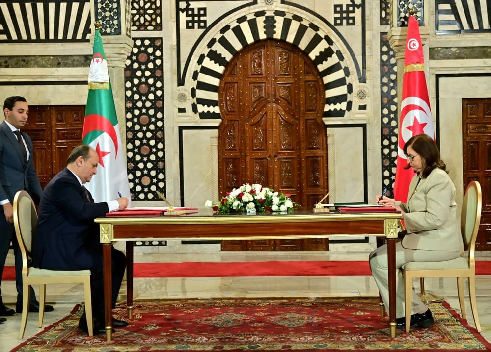 تونس - توجت أشغال الدورة الـ23 للجنة المشتركة الكبرى الجزائرية-التونسية للتعاون، المنعقدة يوم الجمعة بالعاصمة تونس، تحت رئاسة الوزير الأول، السيد سيفي غريب، ورئيسة الحكومة التونسية، السيدة سارة الزعفراني، بالتوقيع على 25 اتفاقا يخص عدة قطاعات.