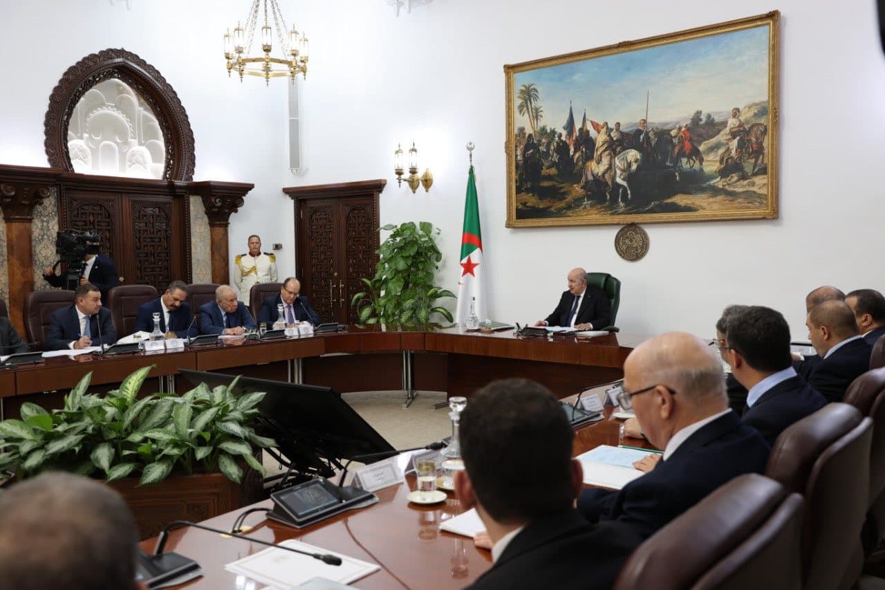 الجزائر - ترأس رئيس الجمهورية, القائد الأعلى للقوات المسلحة, وزير الدفاع الوطني, السيد عبد المجيد تبون, اليوم الأحد, اجتماعا لمجلس الوزراء.
