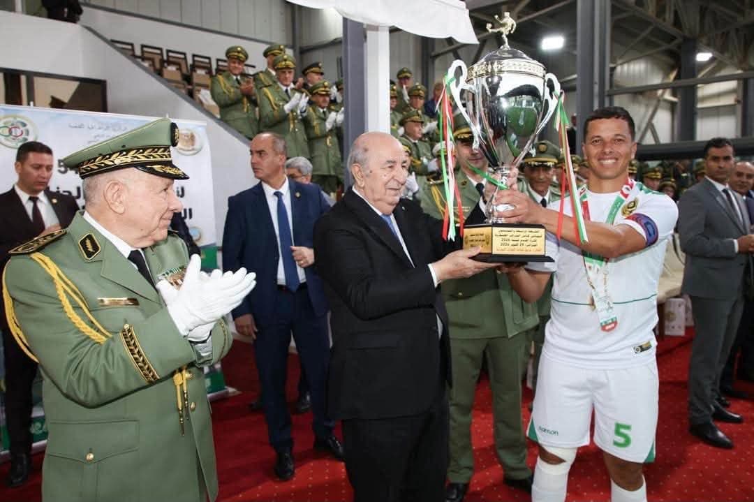 رئيس الجمهورية يشرف على مراسم الطبعة الرابعة والخمسين لنهائي كأس الجزائر العسكرية لكرة القدم