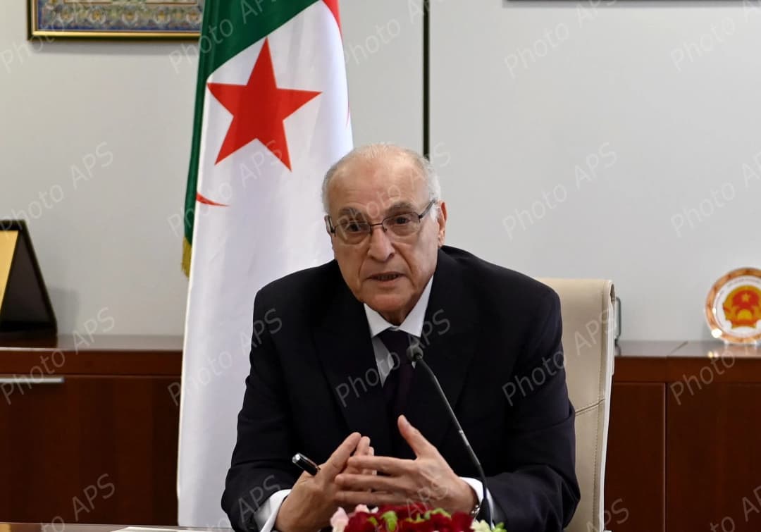 السيد عطاف يتلقى مكالمة هاتفية من نظيره الإيطالي