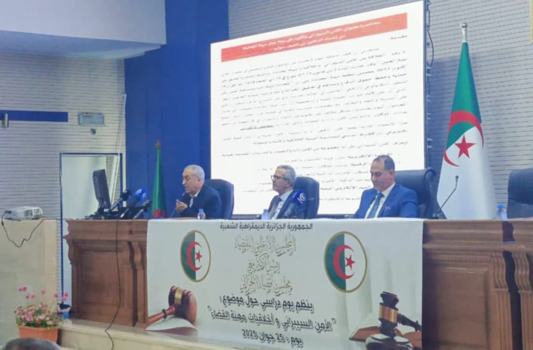 نظم المجلس الأعلى للقضاء، بالشراكة مع مجلس قضاء الجزائر، اليوم الأربعاء بالجزائر العاصمة, يوما دراسيا حول موضوع "الأمن السيبراني وأخلاقيات مهنة القضاء" بهدف تسليط الضوء على التحولات الرقمية وانعكاساتها على أداء السلطة القضائية.