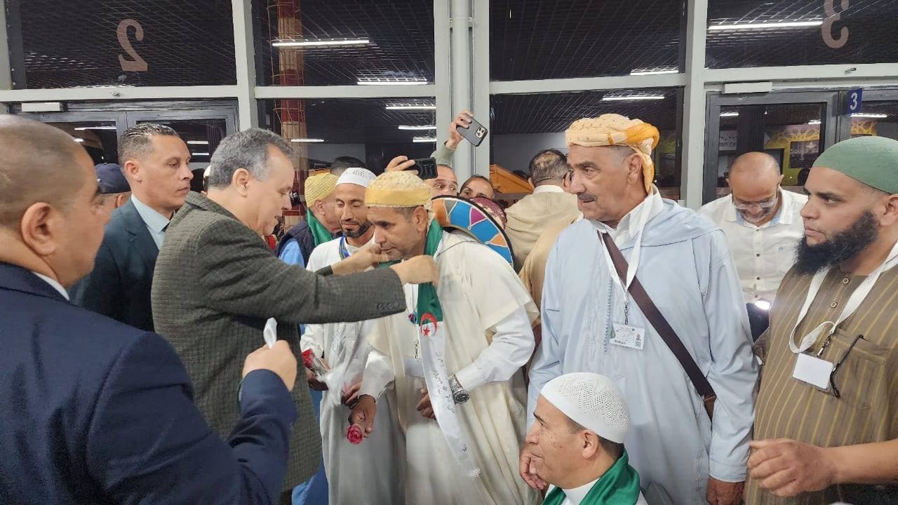 مغادرة أول فوج من الحجاج من مطار وهران الدولي إلى البقاع المقدسة