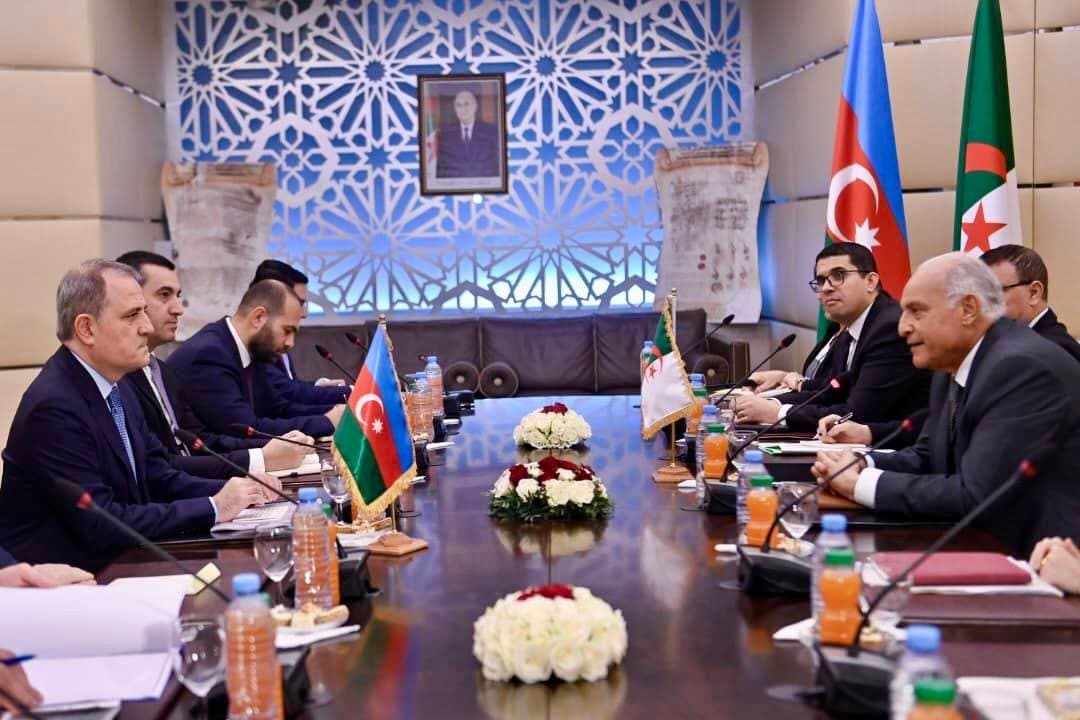 السيد عطاف يستقبل نظيره الأذربيجاني