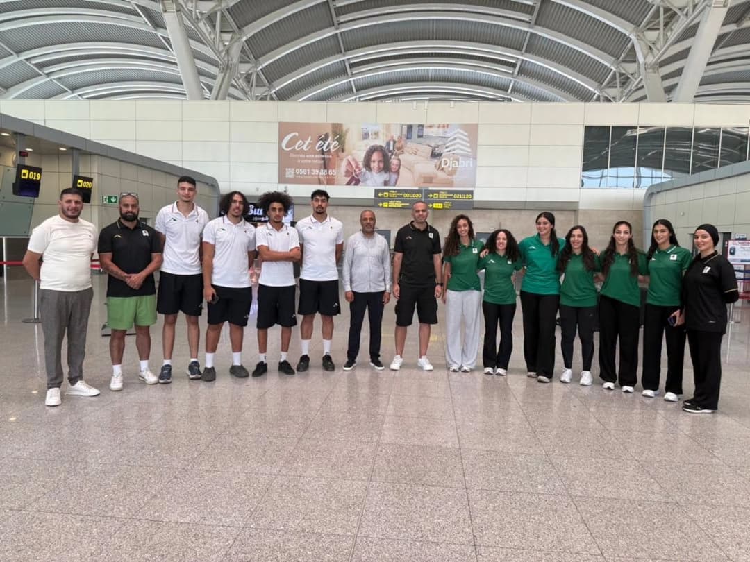 المنتخبان الجزائريان يشدان الرحال إلى تونس بهدف التأهل للمونديال
