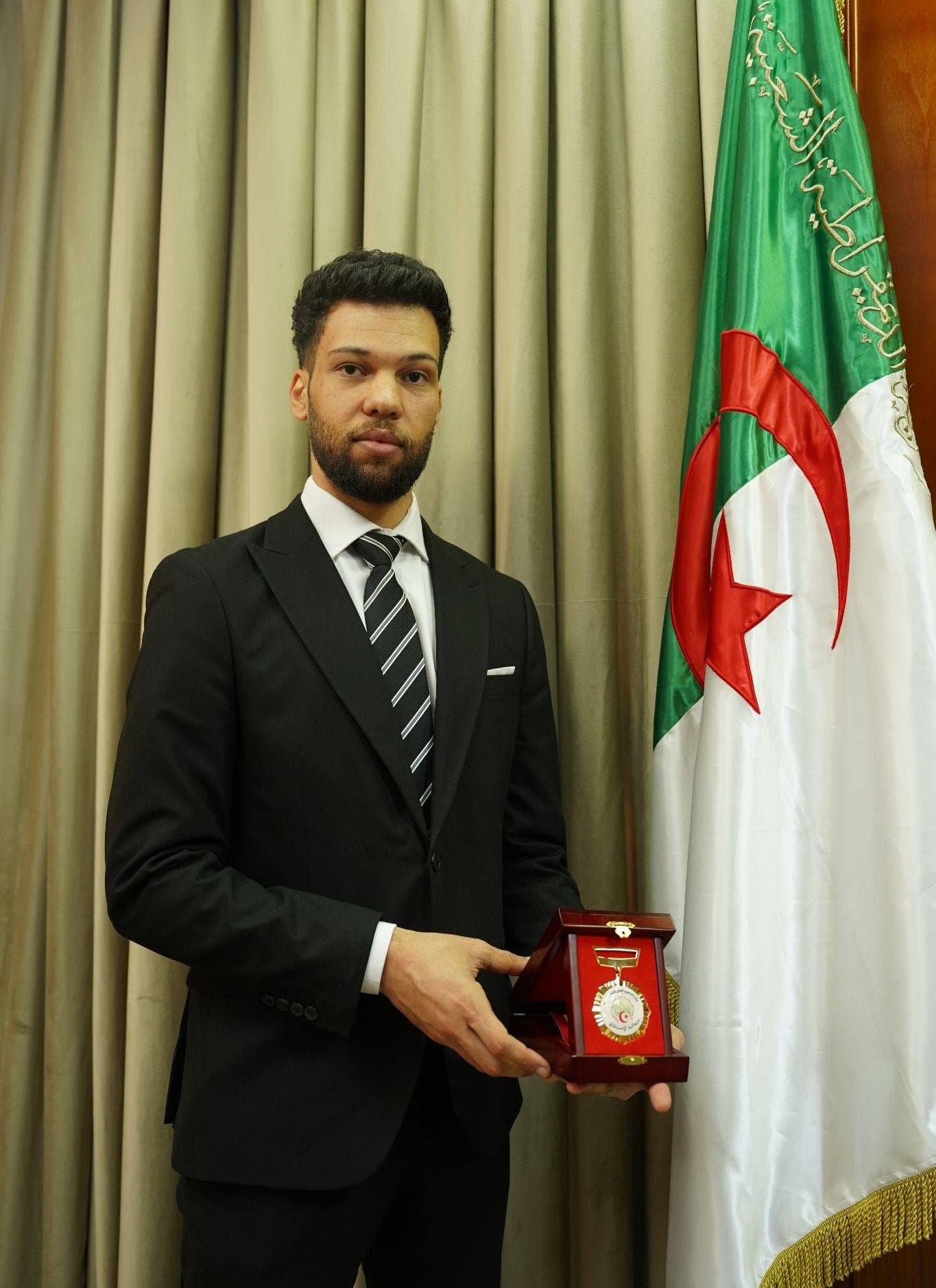 وزير التعليم العالي يكرم الباحث العيد دردابو المتوج بلقب "نجوم العلوم"