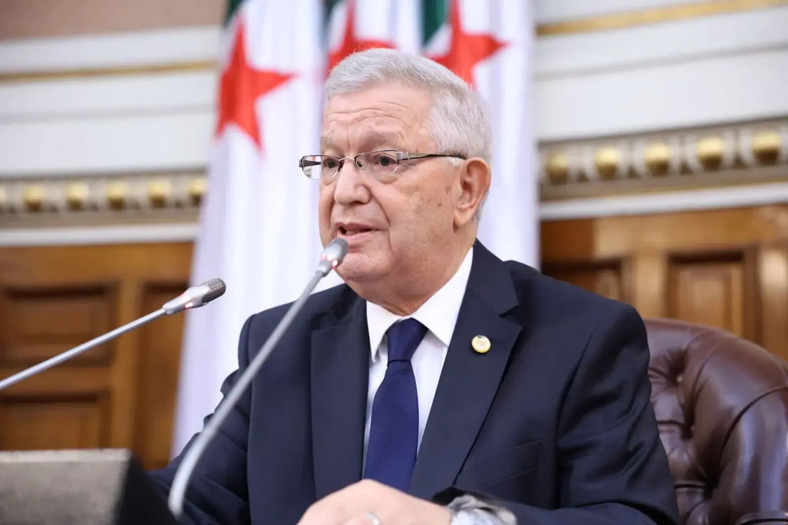 السيد ناصري يهنئ يونس عياشي بعد تتويجه بطلا للعالم في الوثب العالي