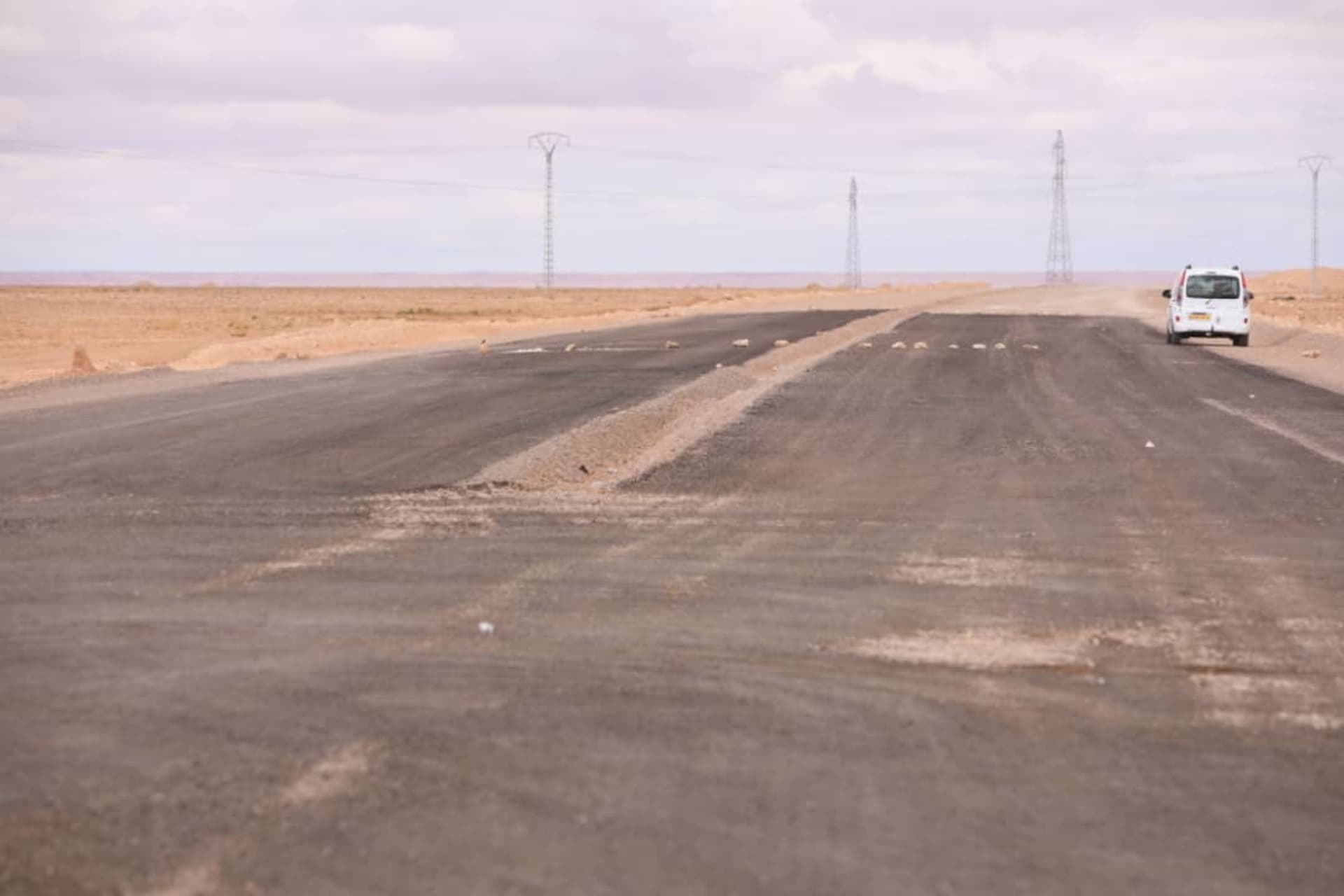 أشغال عمومية : وضع حيز الخدمة عدة مشاريع طرقية بالبيض