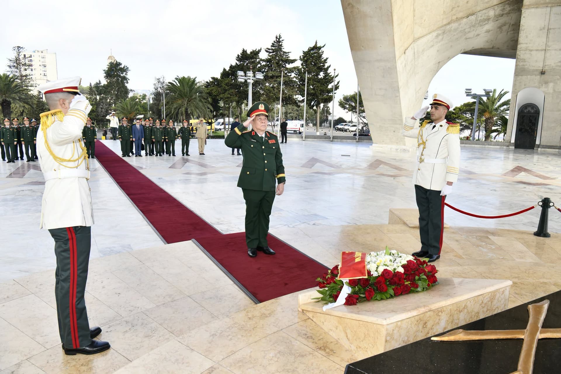 الفريق أول السعيد شنقريحة يستقبل مدير الدائرة العامة لسياسة الجيش الشعبي الفيتنامي
