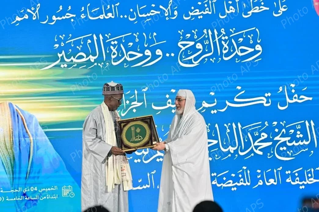 عميد جامع الجزائر يشرف على تكريم الخليفة العام للفيضة التيجانية بالسنغال