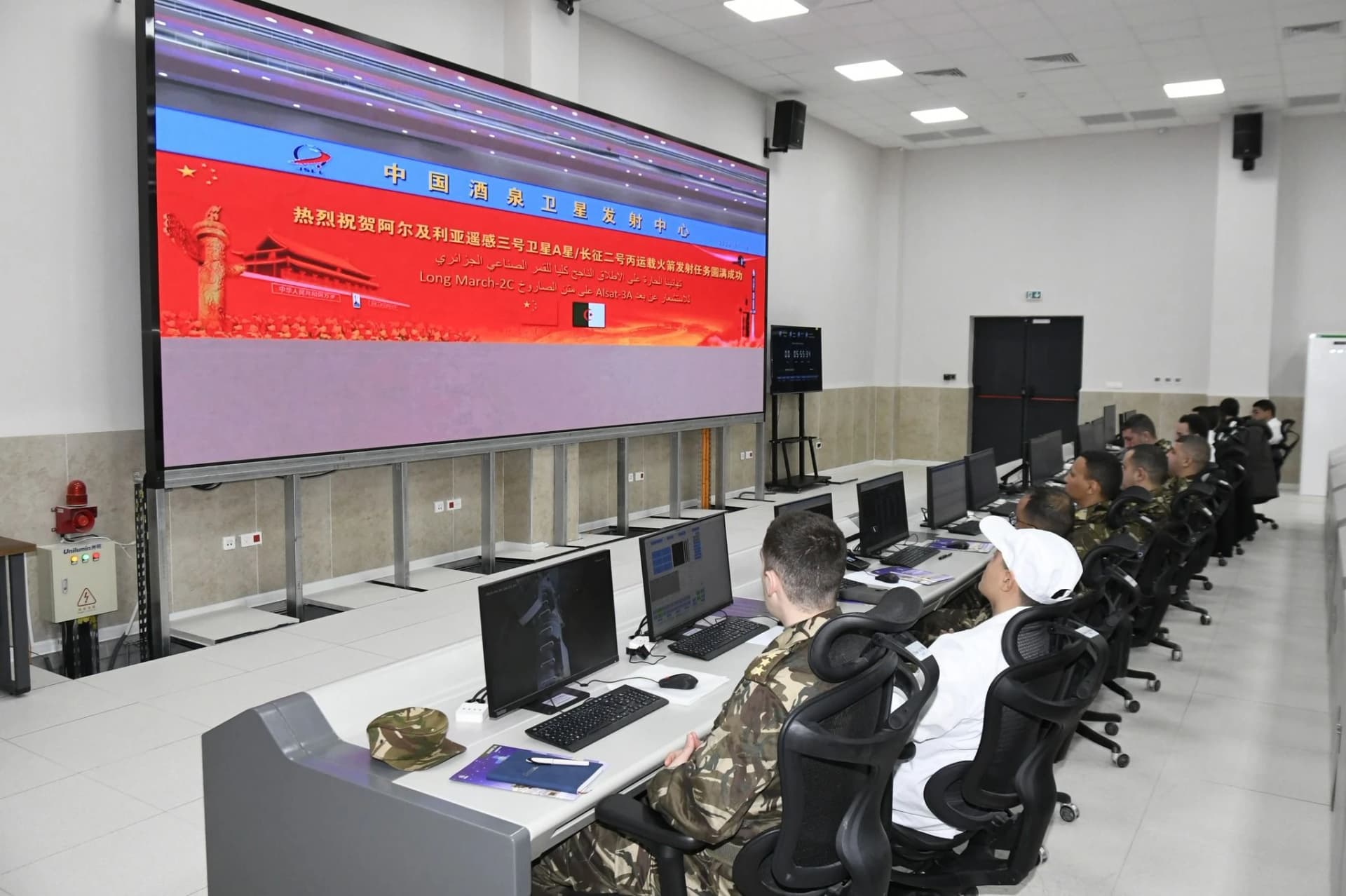 الفريق أول السعيد شنقريحة يتابع عملية إطلاق القمر الصناعي "Alsat-3A"