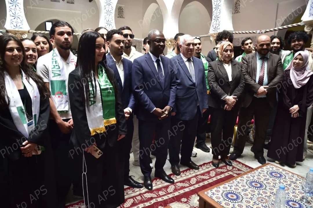 وزيرا الشباب والمجاهدين يشرفان على استقبال شباب الجالية الوطنية المشاركين في "قافلة الذاكرة الوطنية"