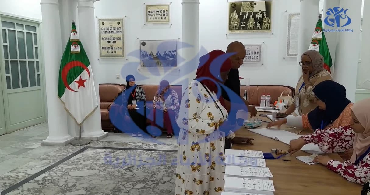 توافد معتبر لأفراد الجالية الوطنية بتونس على مكاتب الاقتراع