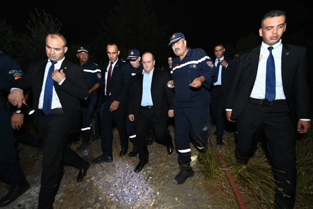 بتكليف من رئيس الجمهورية، الوزير الأول يحل بولاية جيجل لمتابعة عمليات إخماد الحرائق والاطمئنان على المصابين