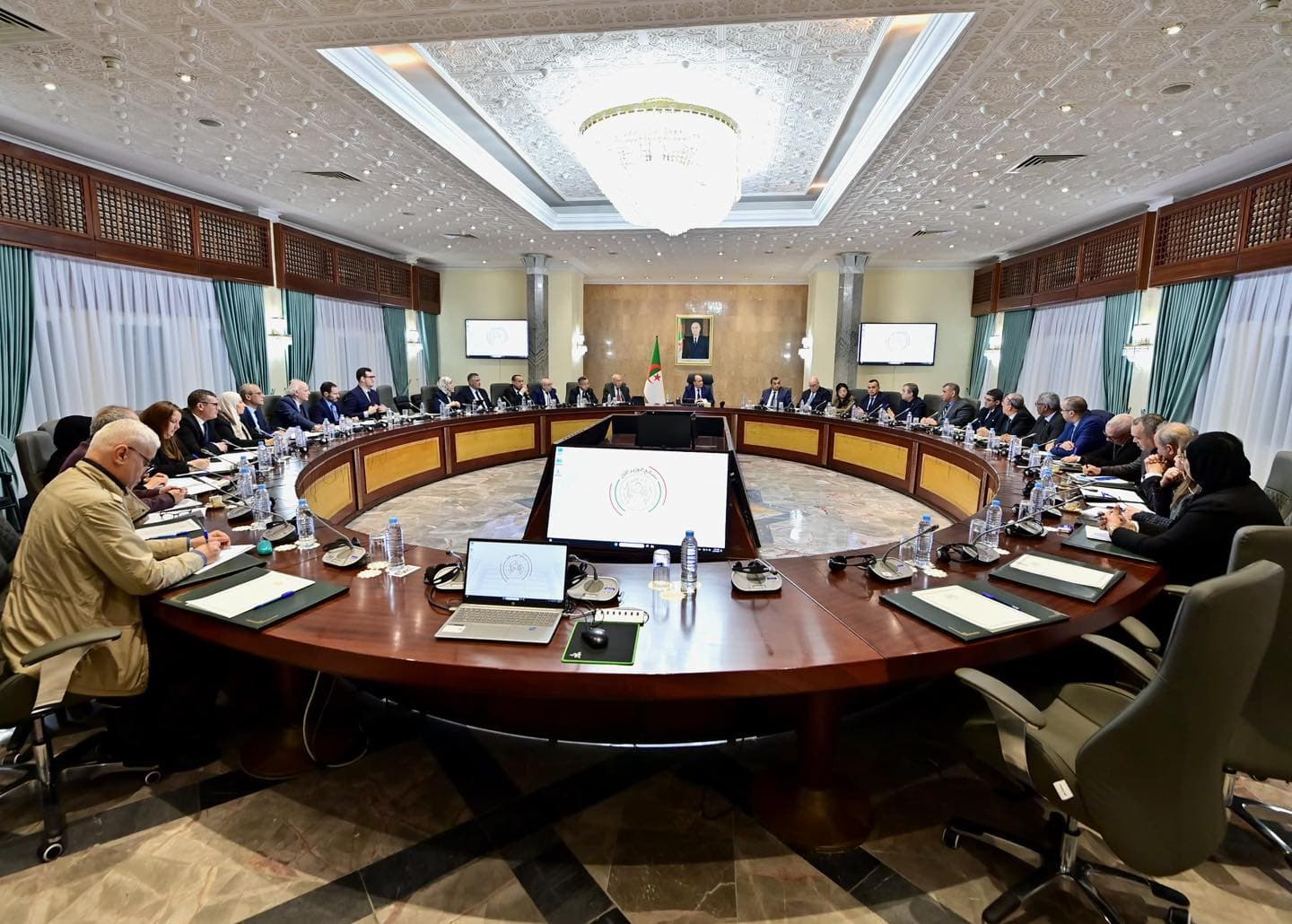 الوزير الأول يشرف على مراسم تنصيب فوج العمل المكلف بإنشاء الشبكة الوطنية للاعتماد والمطابقة والمصادقة