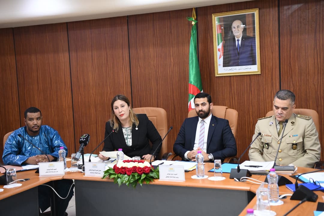الجزائر - عقدت لجنة الدفاع الوطني بالمجلس الشعبي الوطني, اليوم السبت, اجتماعا خصص للاستماع إلى عرض حول مشروعي قانونين يتعلقان بالأوسمة العسكرية, حسب ما أورده بيان للمجلس.