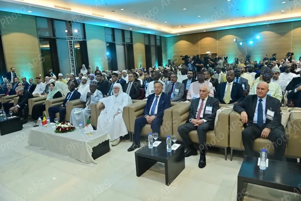 عميد جامع الجزائر يشرف على تكريم الخليفة العام للفيضة التيجانية بالسنغال