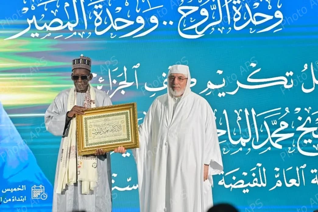 عميد جامع الجزائر يشرف على تكريم الخليفة العام للفيضة التيجانية بالسنغال