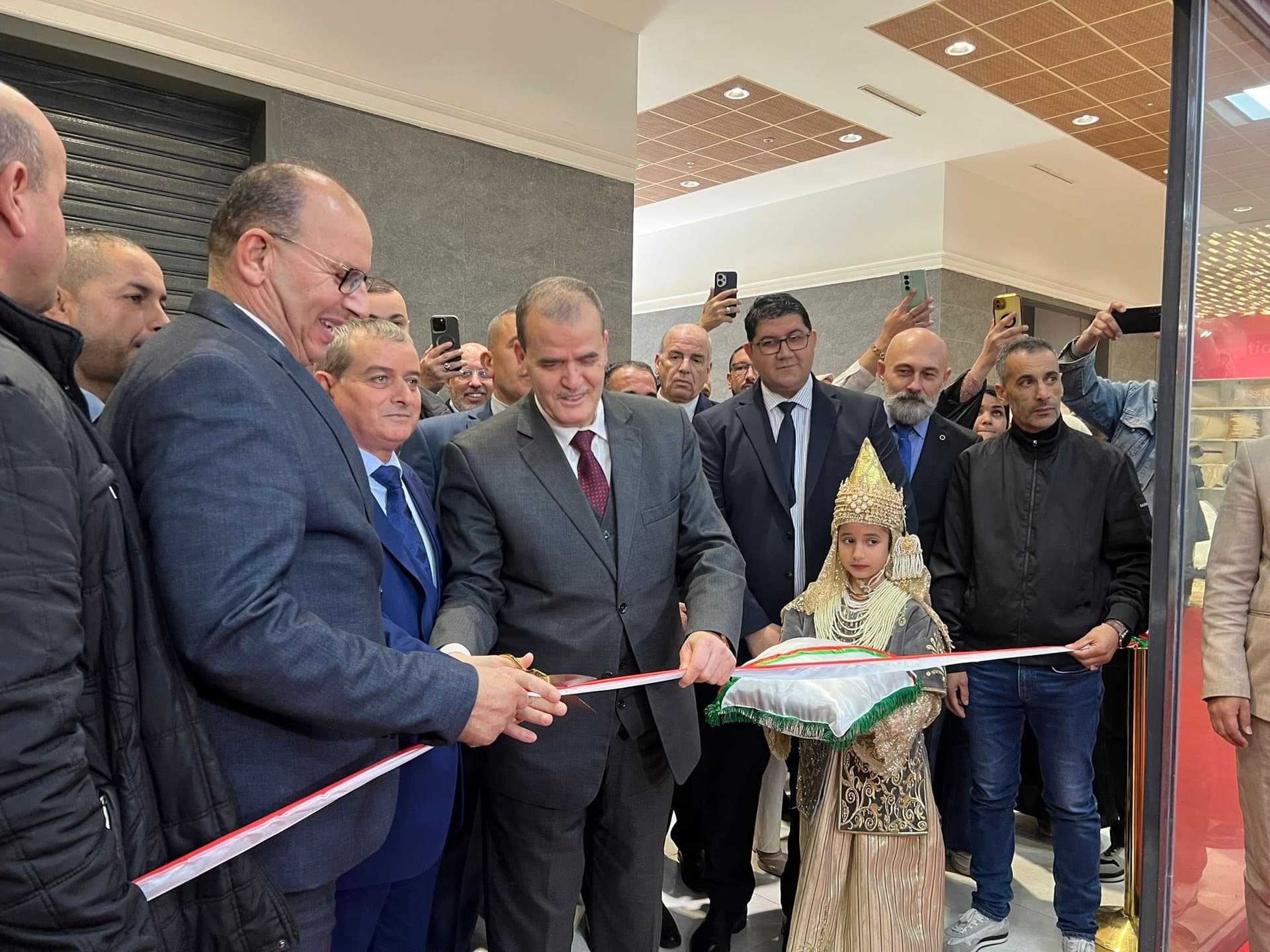 السيد رزيق يشرف على افتتاح المعرض الوطني للألبسة والصناعات النسيجية