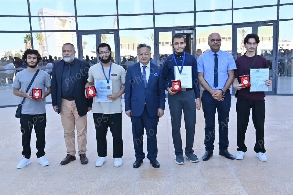 السيد بداري يكرم الطلبة أبطال العالم في المسابقة العالمية للرياضيات