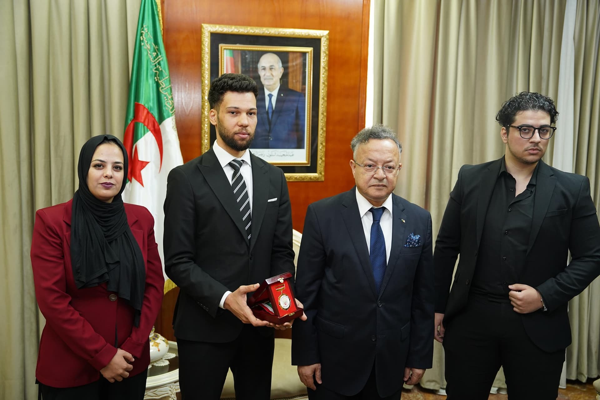 وزير التعليم العالي يكرم الباحث العيد دردابو المتوج بلقب "نجوم العلوم"