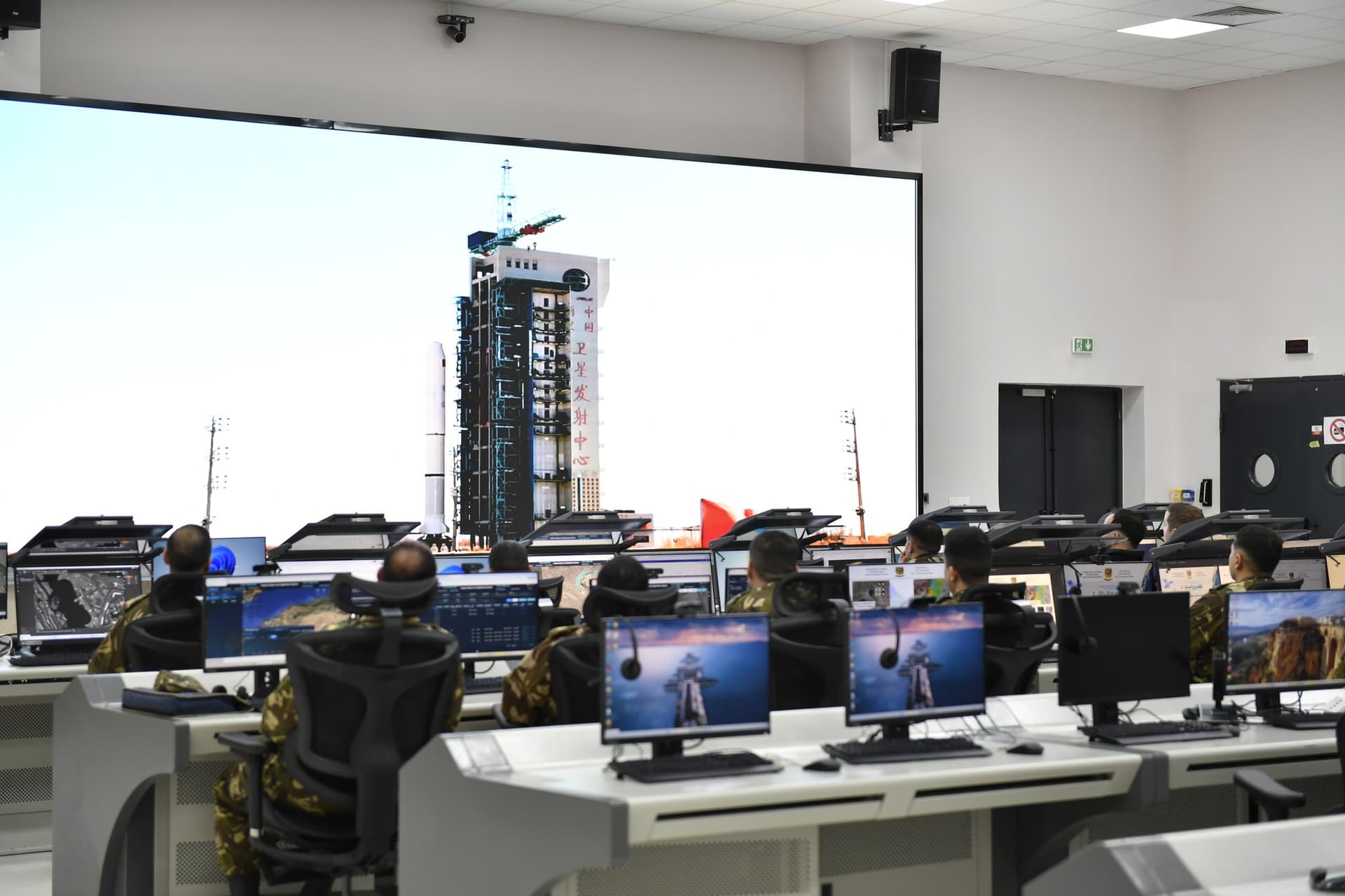 الفريق أول السعيد شنقريحة يتابع عملية إطلاق القمر الصناعي "Alsat-3A"