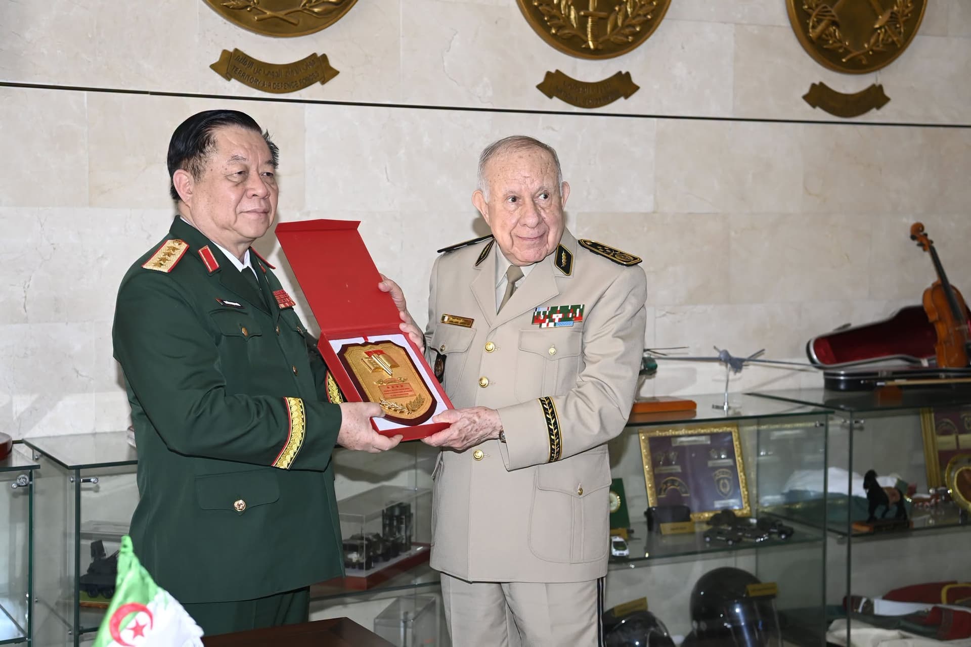 الفريق أول السعيد شنقريحة يستقبل مدير الدائرة العامة لسياسة الجيش الشعبي الفيتنامي