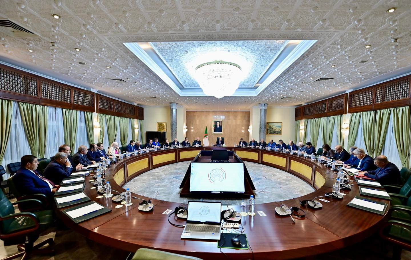 الوزير الأول يشرف على اجتماع عمل لمتابعة تنفيذ عقود الاستثمار مع الشركاء الأفارقة